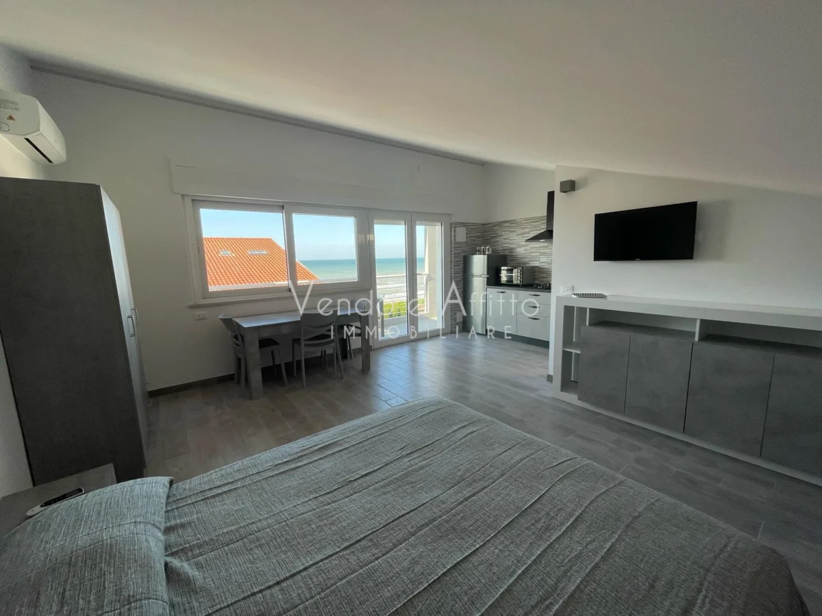 Porzione di bifamiliare sul mare con giardino e vista panoramica
