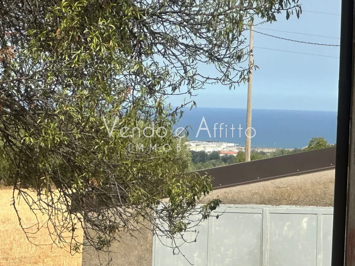 Terreno con caseggiato a Vasto