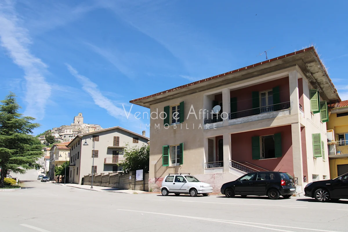 Casa indipendente con terreno, doppio garage e ampi spazi