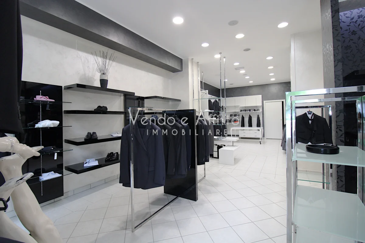 Locale commerciale in centro a Liscia