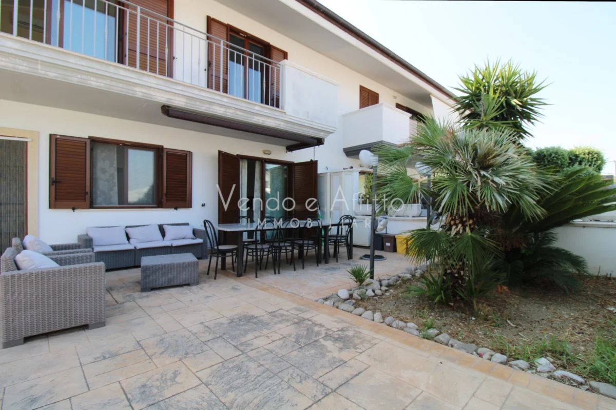 Villa con giardino al mare
