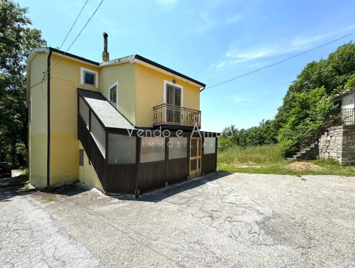 Casa indipendente su due livelli – ampia metratura e terreno privato