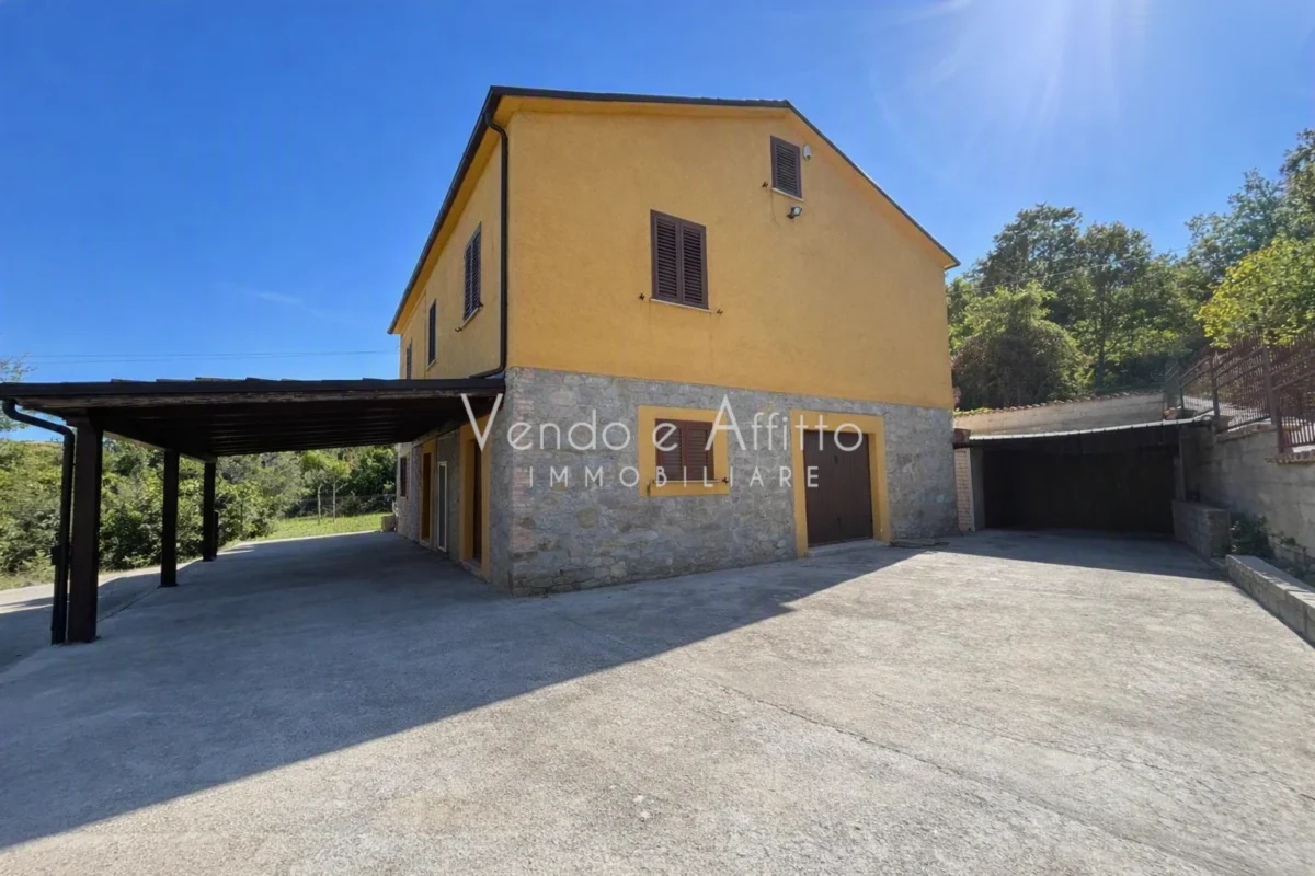Villa indipendente con terreno e ambienti ampi
