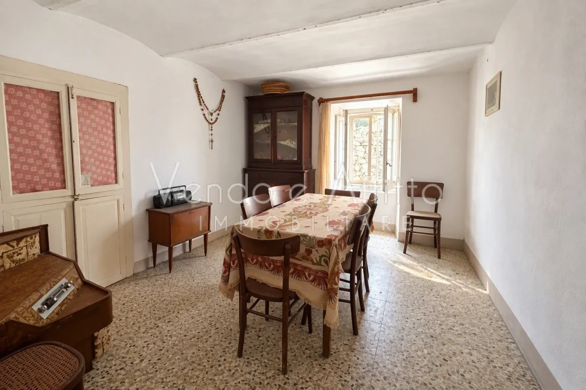 CASA INDIPENDENTE CON DETTAGLI D’EPOCA