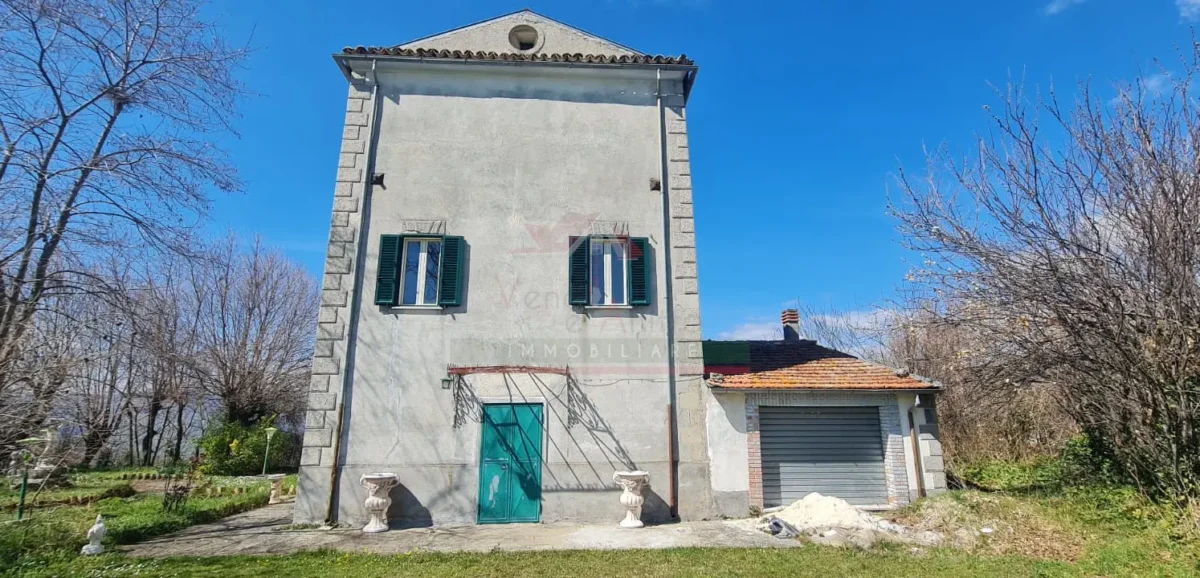 Villa storica con giardino