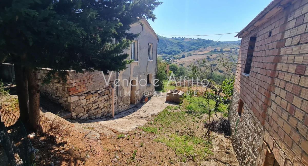 Fabbricato grezzo con corte privata